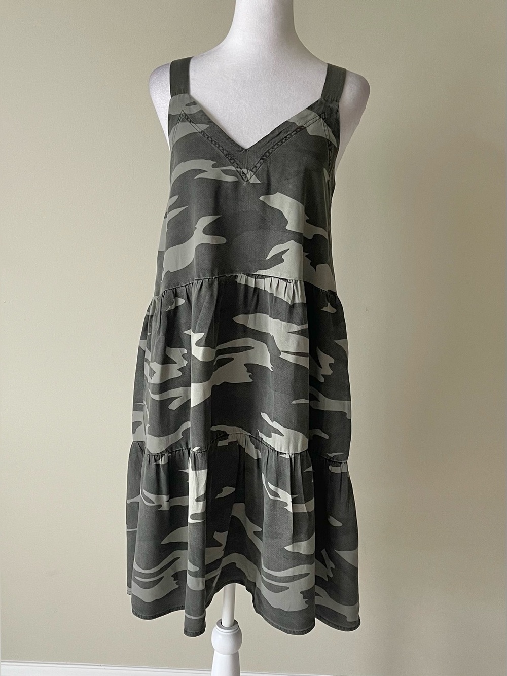 Splendid Women’s Sleeveless Green Camouflage V Neck Tiered Dress with Pockets XS - Picture 3 of 8